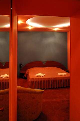 Отель Praha Hotel Ереван Двухместный номер с двуспальной кроватью и дополнительной кроватью-2